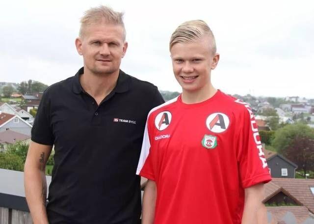 双方都不满！伯恩茅斯队长：B费那个任意球前，连对方都说我没手球（判罚引争议！伯恩茅斯队长：B费任意球前连对手都说我没手球）