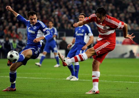 B费：留在曼联是因相信能在这赢得荣誉；和裁判摊手是沟通习惯（B费：留队曼联因坚信能在此赢得荣誉；向裁判摊手只是沟通方式）