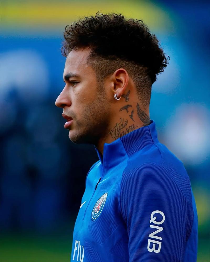 巅峰对决！海外情报：巴黎圣日尔曼1-3弗拉门戈（海外快讯：弗拉门戈3-1击败巴黎圣日尔曼，巅峰之战落幕）