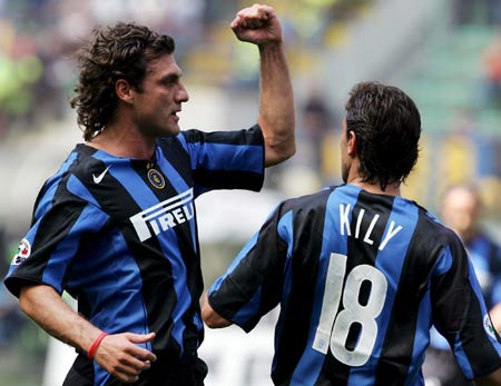 前申花外援金信煜严重违反纪律准则，被港超杰志提前解约（港超杰志以严重违纪为由，提前终止与前申花外援金信煜的合同）