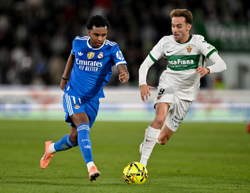 太阳报：麦克托米奈领意甲最佳球员奖，被女友透视着装抢风头