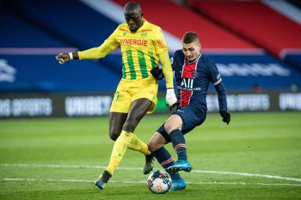 体育报：莱万5场进1球 巴萨管理认为应引进新中锋（体育报：莱万近5战仅1球 巴萨高层考虑引进新中锋）