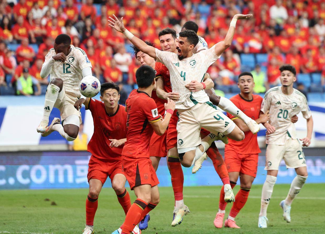 沃克＆乔治发挥出色，沃克半场16分已经刷新赛季新高