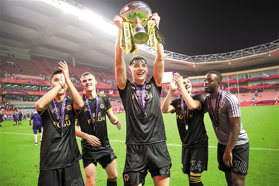 贝林厄姆2年来首次接定位球传球得分，今年进球追平维尼修斯（贝林厄姆时隔两年再度接定位球传中破门，本年度进球数追平维尼修斯）