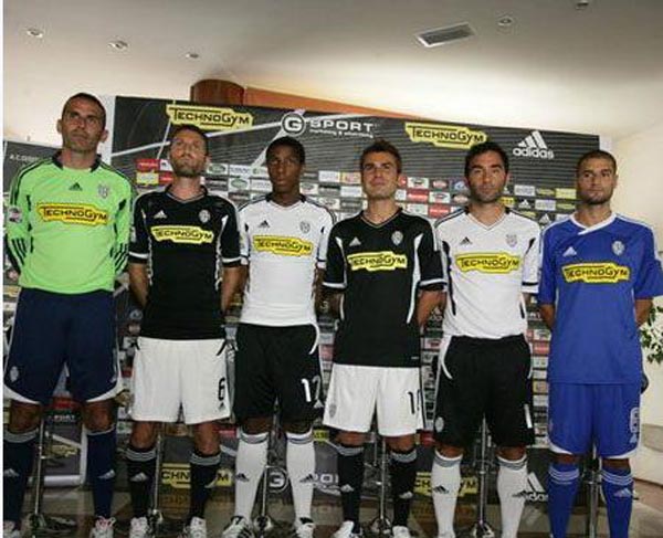 吴前贡献16分5篮板5助攻，两队唯一得分上双的本土球员