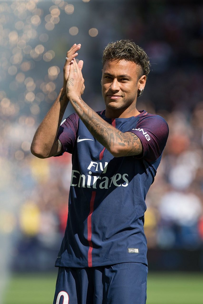 AC米兰通过老将策略增强阵容，引进莫德里奇和蒂亚戈-席尔瓦，弥补后防不足，延续稳定表现。