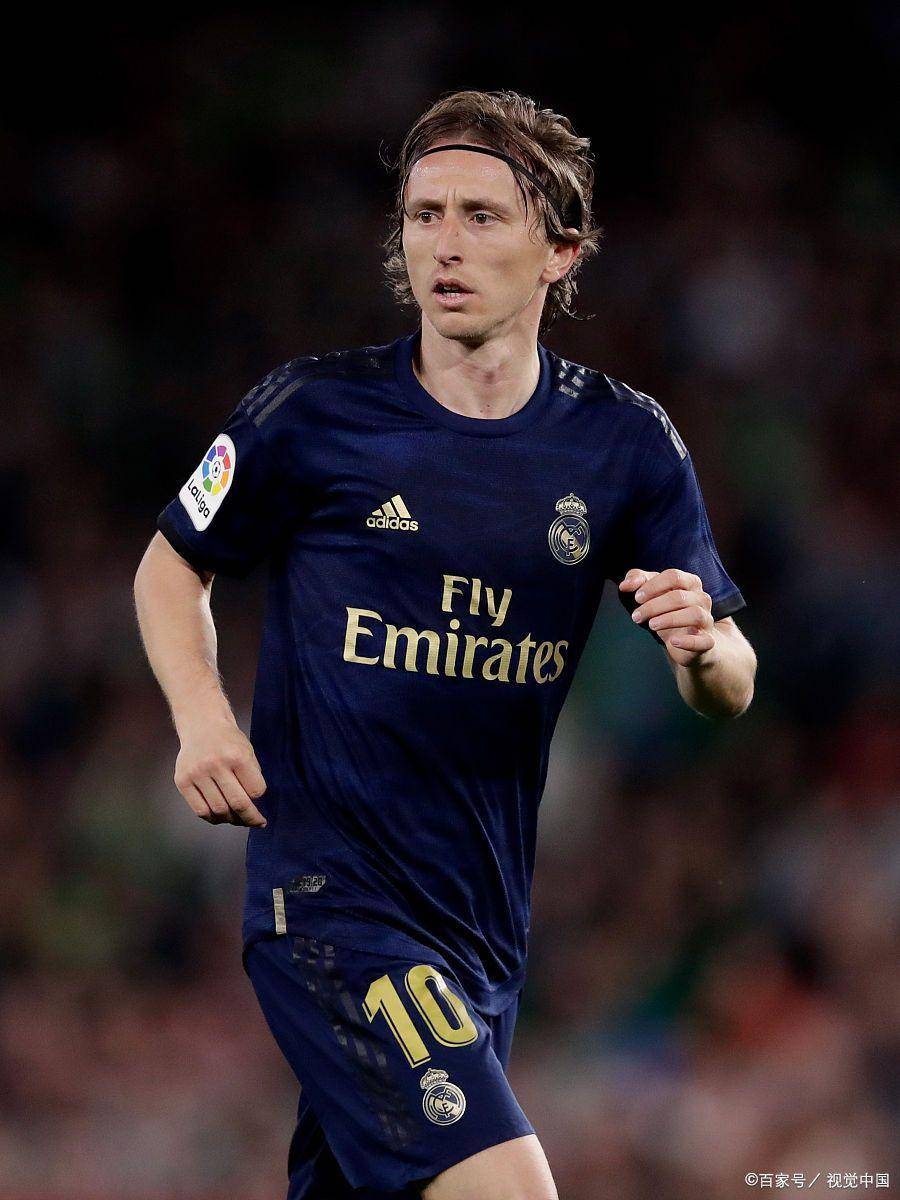 球星带球突破造成杀伤，全场欢呼