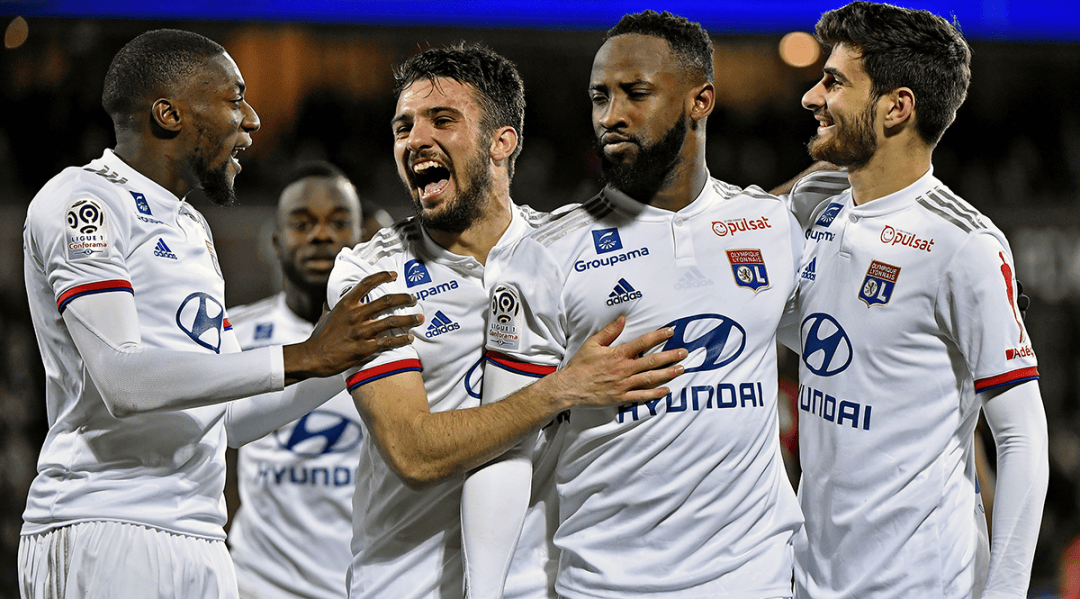 奥迪召开发布会展示2026赛季概念车，拜仁众将与车进行合影