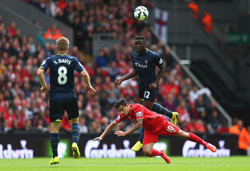 阿斯报：巴萨后卫埃里克·加西亚，未来三场仍将佩戴面罩出战（阿斯：埃里克·加西亚未来三战仍将佩戴面罩为巴萨出战）